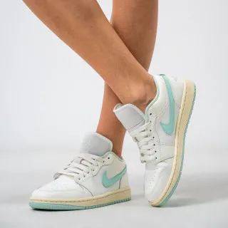 Nike WMNS AIR JORDAN 1 LOW 