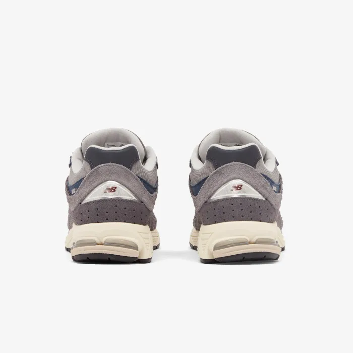 NEW BALANCE 2002R 